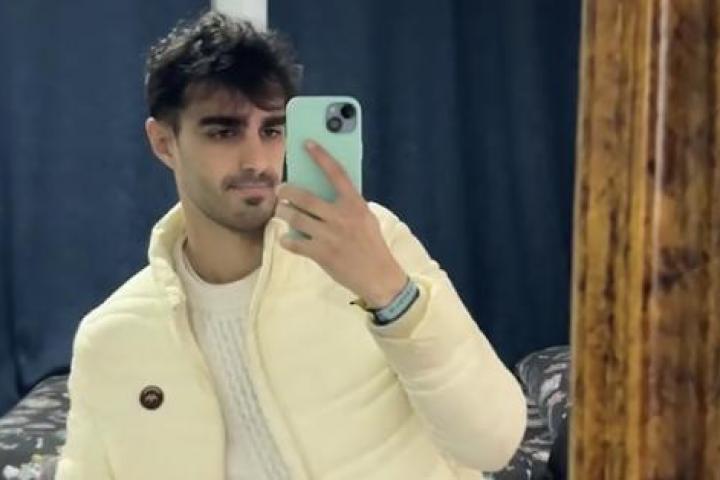 Adrián Espinosa se hace un selfi en un espejo de su habitación.