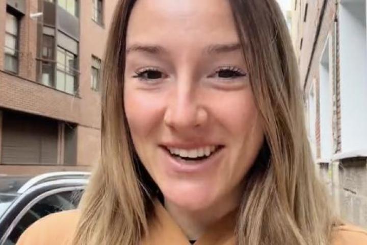 Anna, la joven británica a la que "le da cosa" pedir cosas en español.