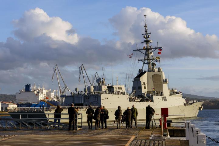 La fragata Álvaro de Bazán en su salida de Ferrol.