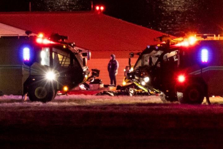 Equipos de emergencia trabajan en el lugar del siniestro tras la colisión de un helicóptero militar Blackhawk y un avión comercial en el que iban 64 personas, cerca del aeropuerto nacional Ronald Reagan, al lado del río Potomac, en la capital estadounidense de Washington DC.