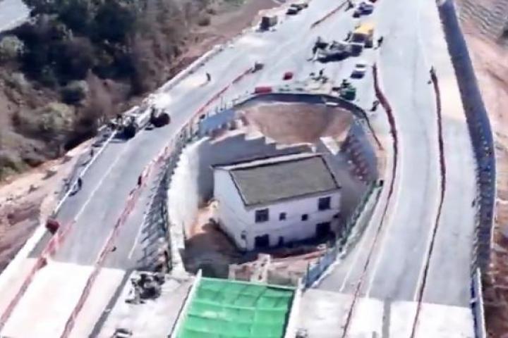La casa de Huang Ping, rodeada por obras.