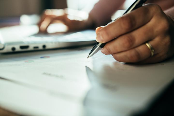 Una persona usando un bolígrafo, en una imagen de archivo
