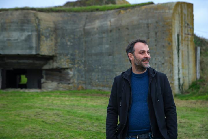 Agustín Martínez en el fuerte Tourgis de la isla Alderney donde transcurre parte de la trama de su novela 'El esplendor'.