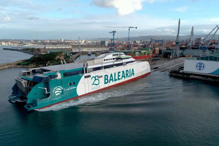 Botadura de uno de los barcos de Balearia.