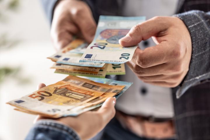 Una persona recibiendo un préstamo de dinero