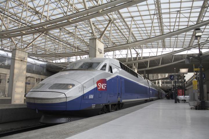 Un tren aparcado en la estación del aeropuerto Charles de Gaulle, en París.