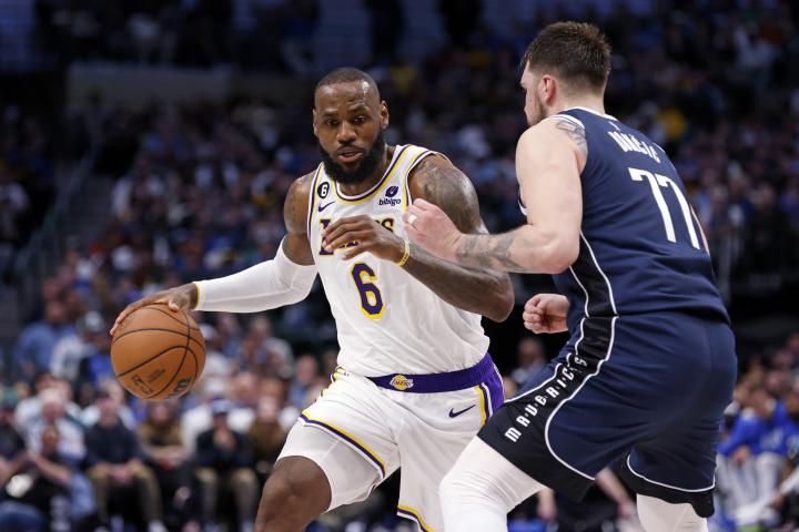 LeBron James y Luka Doncic en una imagen de archivo.