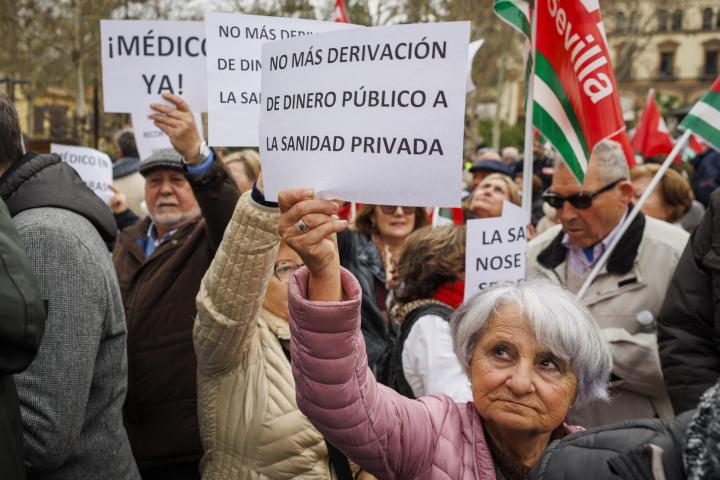 Manifestación convocada este domingo por CCOO y UGT en Sevilla.