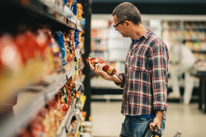 Hombre comprando noodles en un supermercado