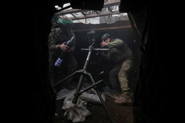 Dos soldados ucranianos lanzan morteros en la región de Donetsk.