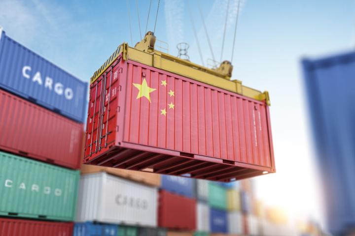 Ilustración digital de un contenedor transporte marítimo con la bandera de la República Popular de China.