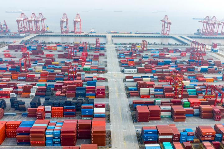 Vista áerea de contenedores en el puerto chino de Suzhou.