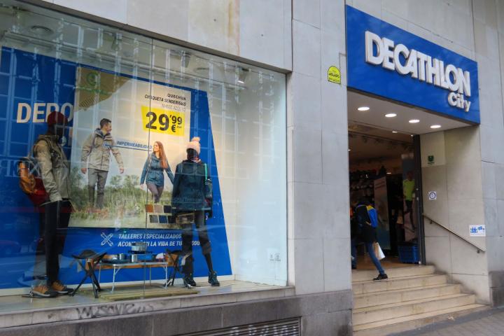 Escaparate de una tienda de Decathlon en Madrid.