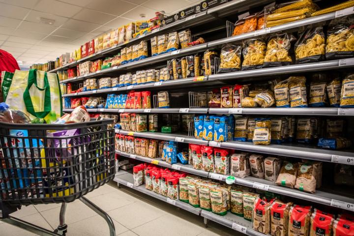 Interior de un supermercado Consum