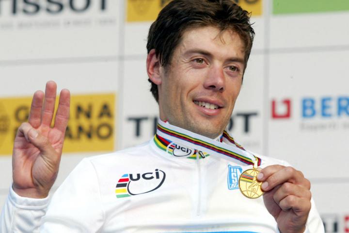 Óscar Freire, tras ganar su tercer Mundial de ruta, en Verona en 2004