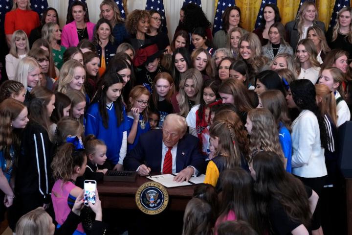 Trump en la firma de la orden que prohibe a las mujeres transgénero competir en deportes femeninos.