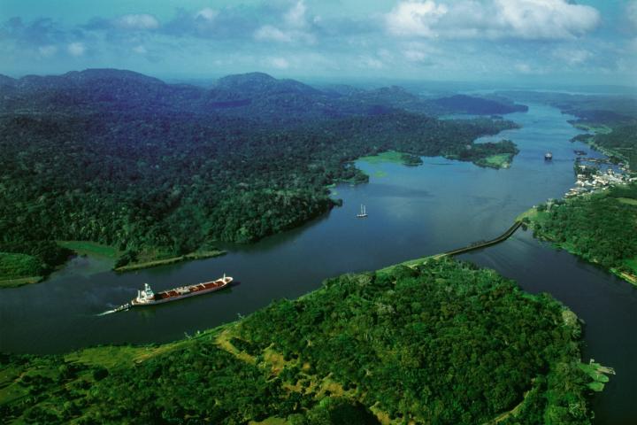 Dos barcos de mercancías cruzan el Canal de Panamá