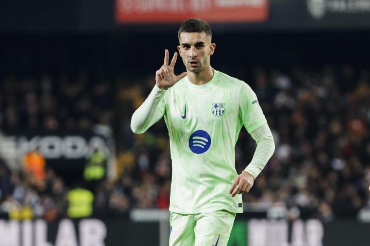 El delantero del Barça Ferran Torres celebra tras anotar el último gol de su triplete.