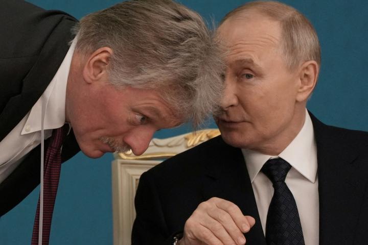 El presidente ruso, Vladimir Putin, conversa con el portavoz del Kremlin, Dmitry Peskov.