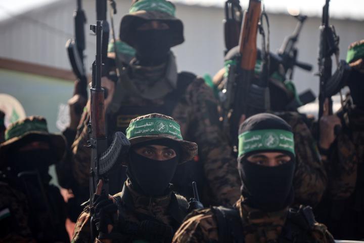 Integrantes del grupo islamista Hamás armados en el funeral de tres altos cargos de las Brigadas Al Qassam este martes