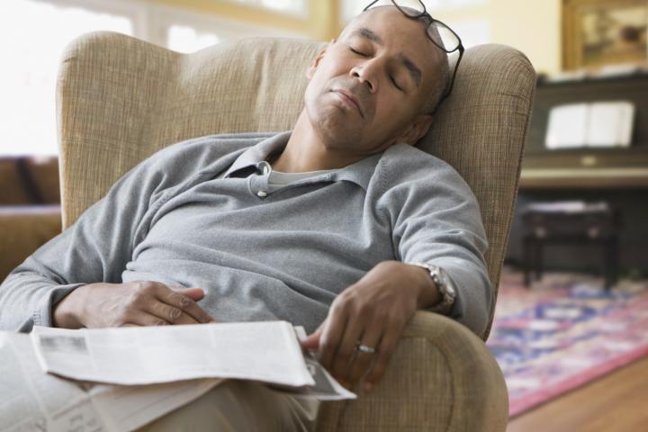 Un señor duerme la siesta.