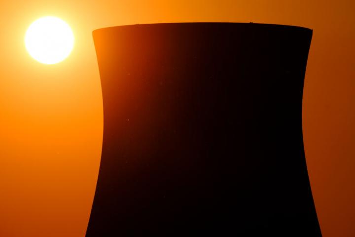 Imagen de archivo de una chimenea de una central nuclear.