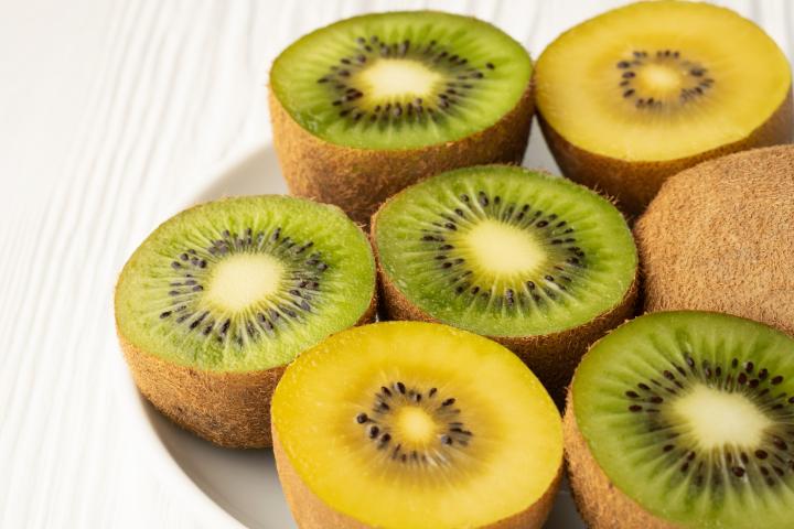 Kiwis de distintos tipos.
