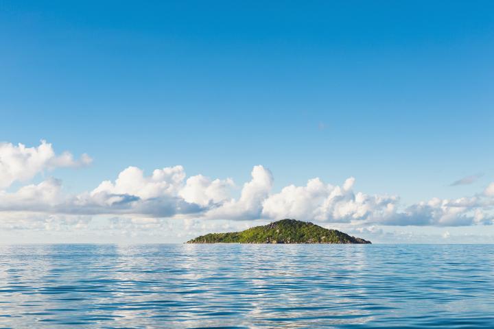 Imagen de archivo de una isla en medio del océano.
