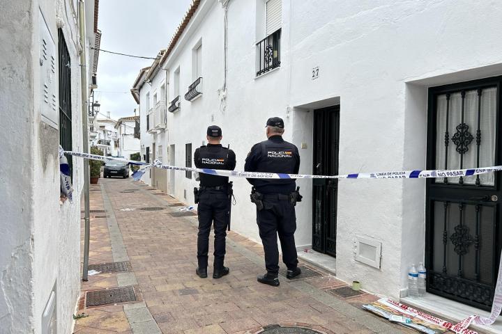 Agentes de la policía científica retiran pruebas en el domicilio donde ha sido asesinada una mujer en Benalmádena (Málaga).
