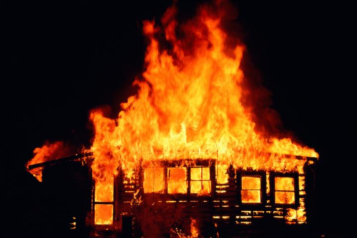 Una casa se incendia en una imagen de archivo.