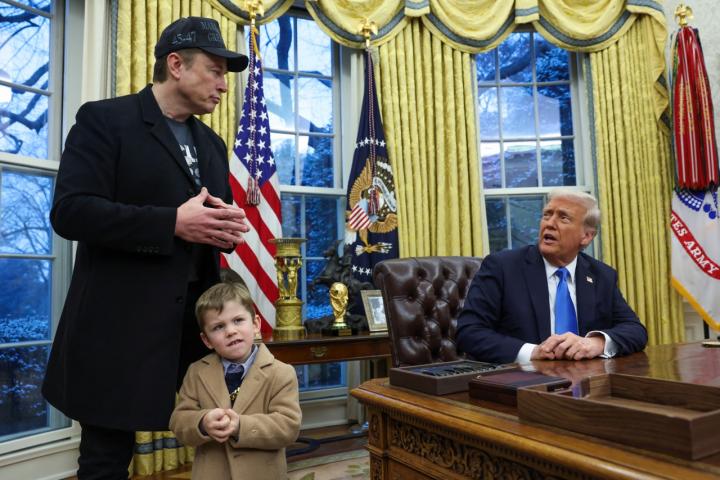 El presidente de Estados Unidos, Donald Trump, habla con el millonario Elon Musk en el Despacho Oval.