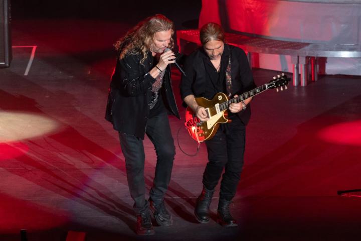 'Fher' Olvera y Sergio Vallín, de Maná, durante un concierto en el Auditorio Nacional de Ciudad de México el 10 de octubre de 2024.