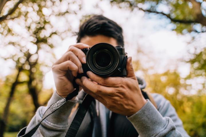 Una persona con una cámara de fotos, en una imagen de archivo