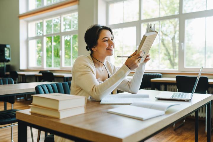 Una persona consultando un libro.
