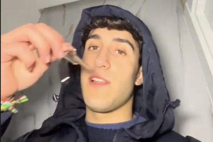 El tiktoker David Cuevas muestra las llaves del apartamento turístico reservado en Cuenca.