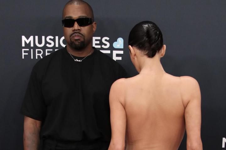Kanye West y Bianca Censori, en los Grammy 2025.