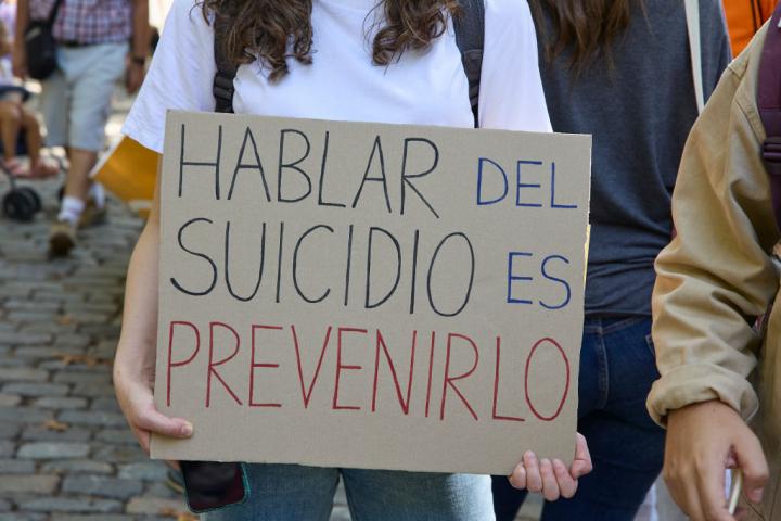 Pancarta en una manifestación para demandar un Plan Nacional de Prevención del Suicidio en 2023.