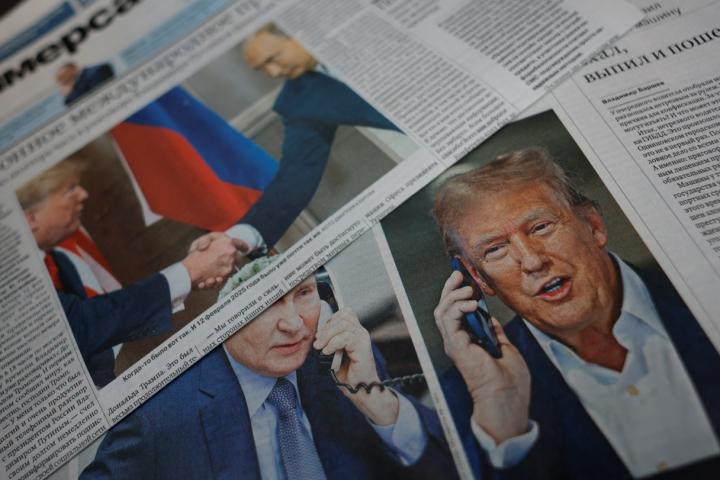 Periódicos rusos con portadas dedicadas a la llamada entre Vladimir Putin y Donald Trump.