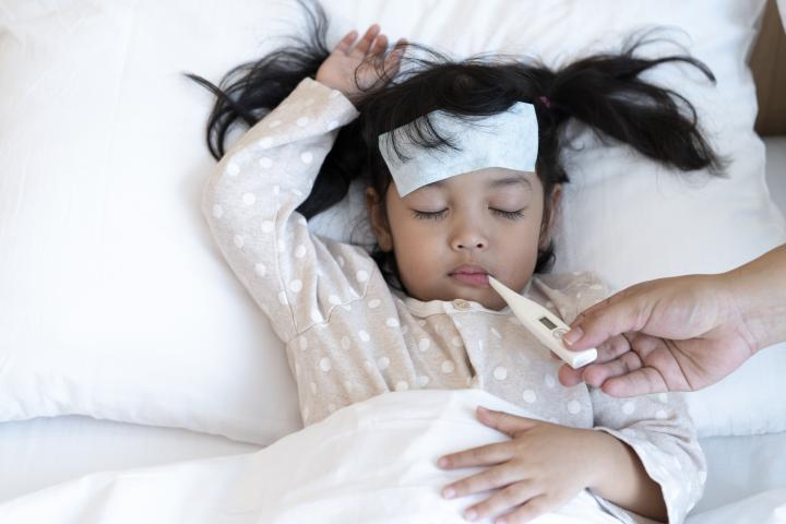 Una niña con fiebre.