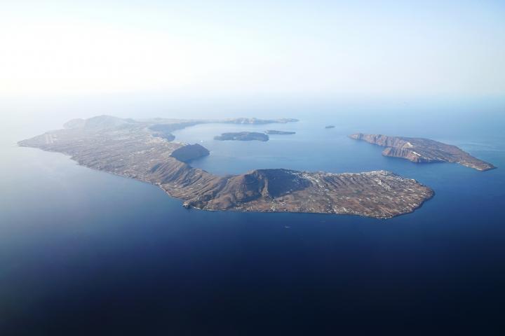 Vista aérea de la isla de Santorini, en Grecia.
