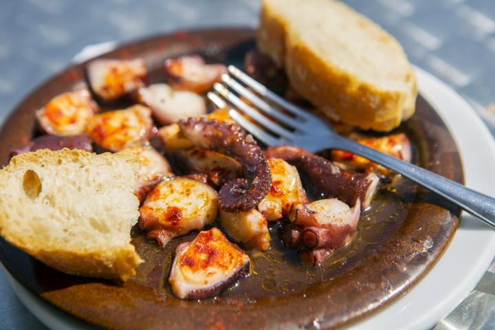 Una tapa de pulpo a la gallega.