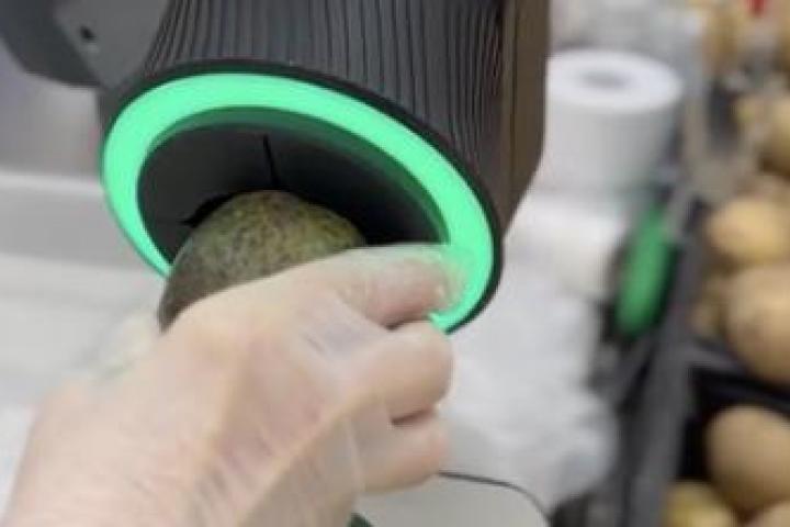Detalle de la máquina que sabe si un aguacate está listo para que se lo coman.