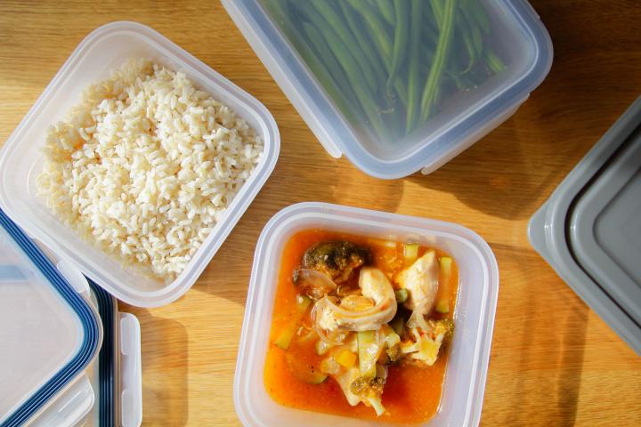 Envases de plástico con alimentos.