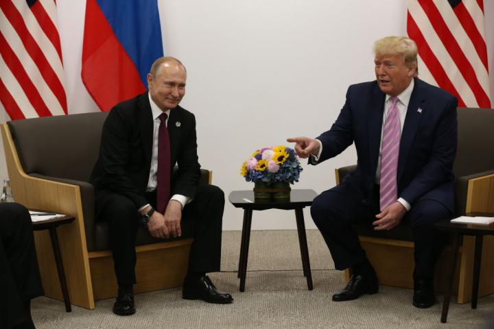 Imagen de archivo de una antigua reunión entre los mandatarios ruso y estadounidense, Vladímir Putin y Donald Trump, durante una cita del G-20 en Osaka (Japón).