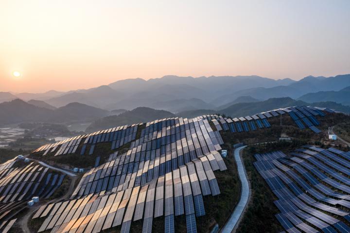 Vista aérea de una instalación de paneles solares en Fujian (China).