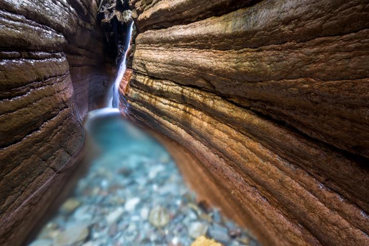 Imagen de un cañón de agua subterránea.