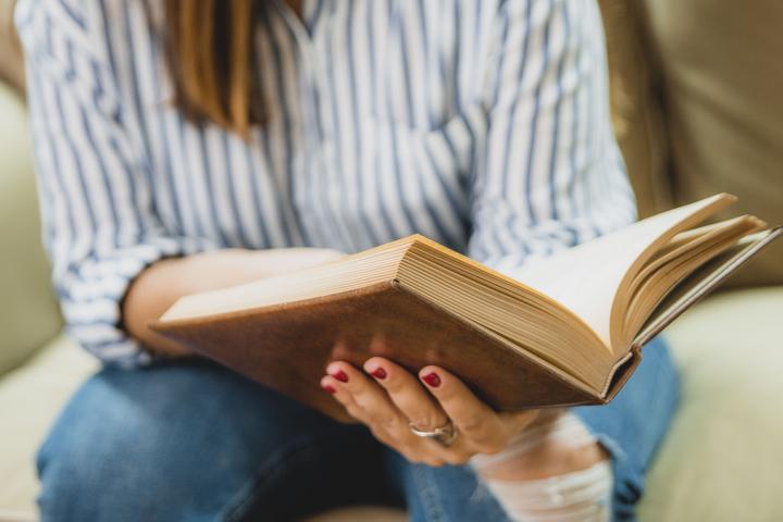 Imagen de una mujer leyendo un libro.