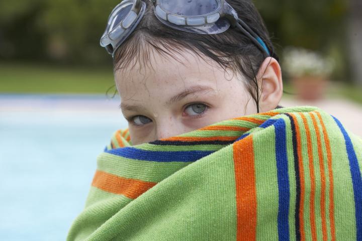 Un niño envuelto en una toalla.