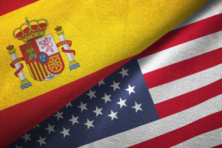 Bandera de España junto a la de EEUU