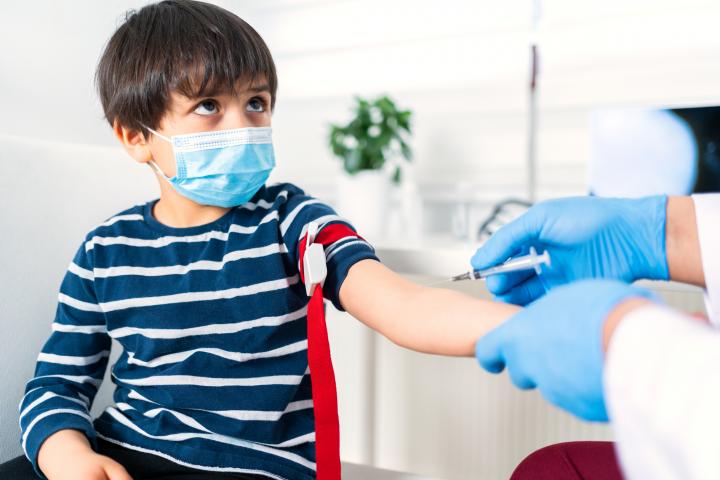 Extracción de sangre a un niño.